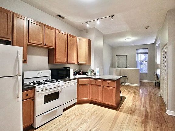2nd image of 621 W Armitage Ave APT 1R