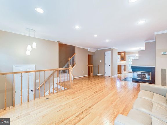 4th image of 1262 Quaker Hill Dr