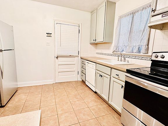 2nd image of 2520 Lakeview Dr NW