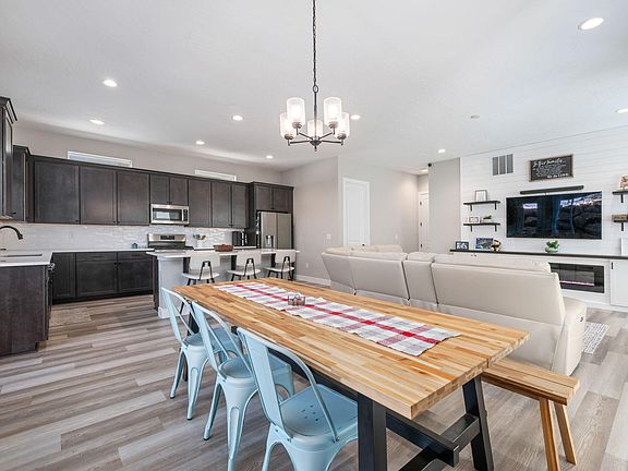 5th image of 878 S Walker Way St