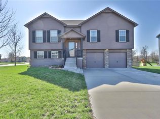 1915 Red Bud Ct, Raymore, MO 64083
