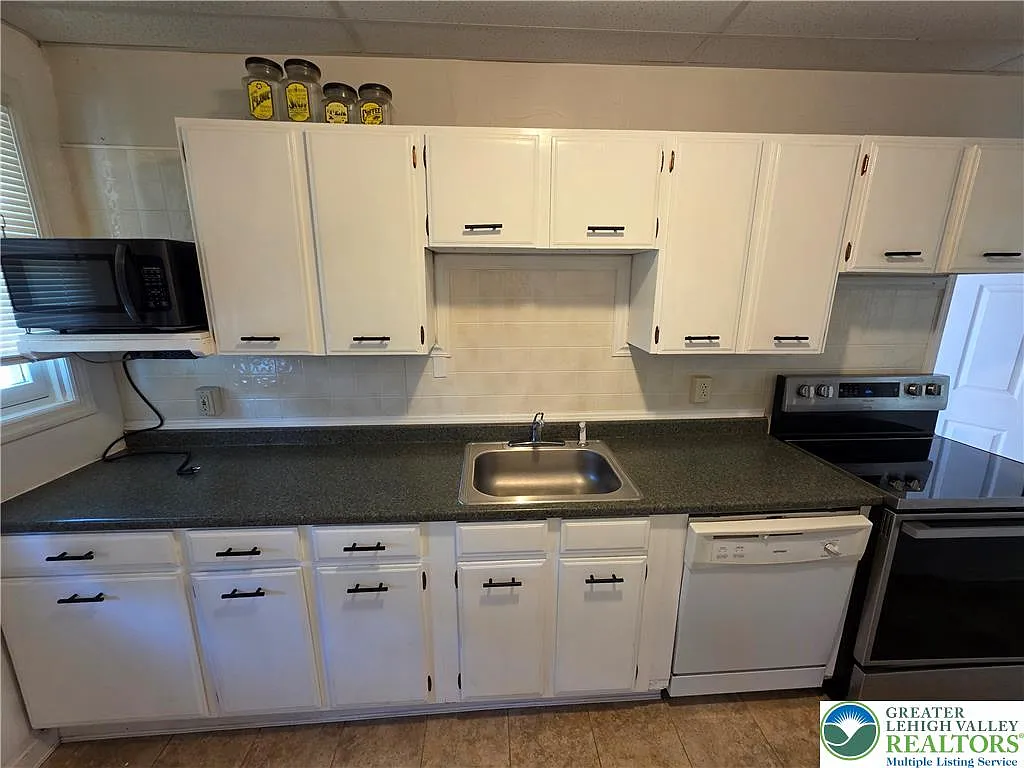 3 bed, 1080 sqft, $1,875 — Photo 3