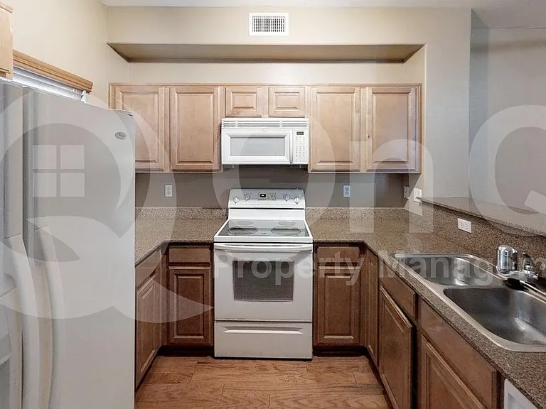 165 W Tremaine Ct — Photo 2