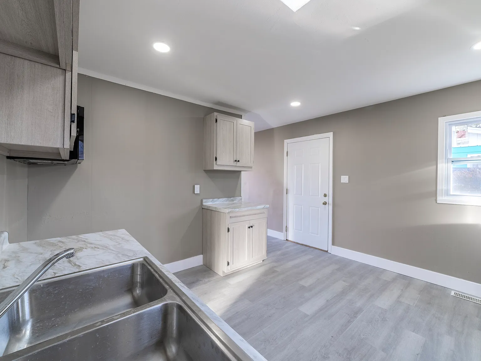 3 bed, 1008 sqft, $1,700 — Photo 4