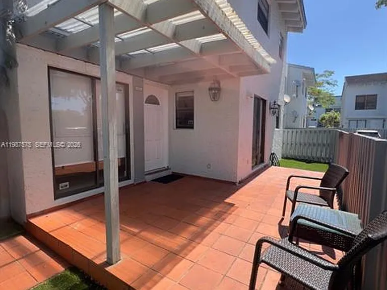 10550 NW 7th Ter #B7 — Photo 2