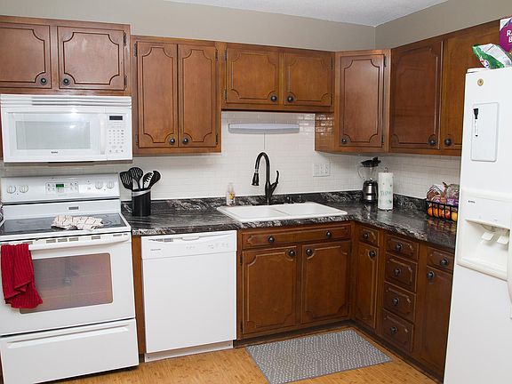 5th image of 300 Brentwood Dr NE