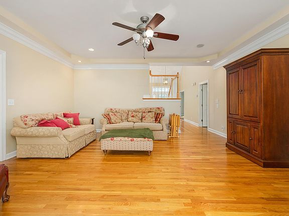 3rd image of 3131 Bishop St
