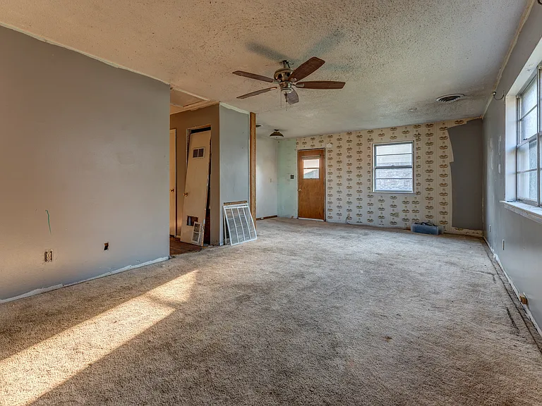 121 E Pecan St — Photo 11