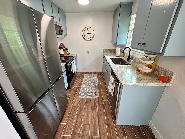 2104 Winafred St — Photo 3