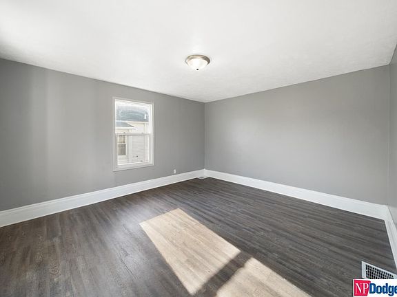 4th image of 104 E Pine St