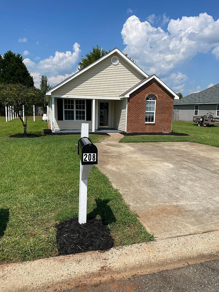 208 Strawbridge Ln photo 1