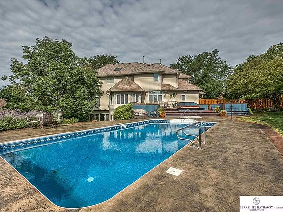 2nd image of 637 N 158th St