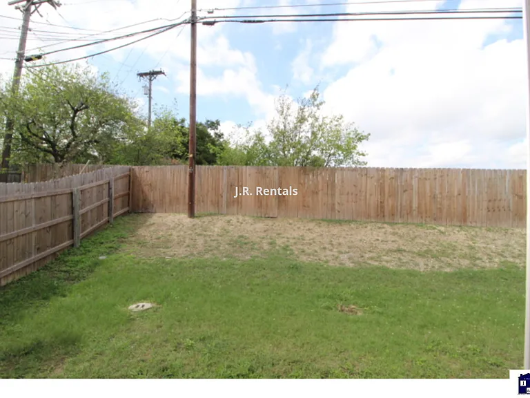 2412 Skylark Cir — Photo 18