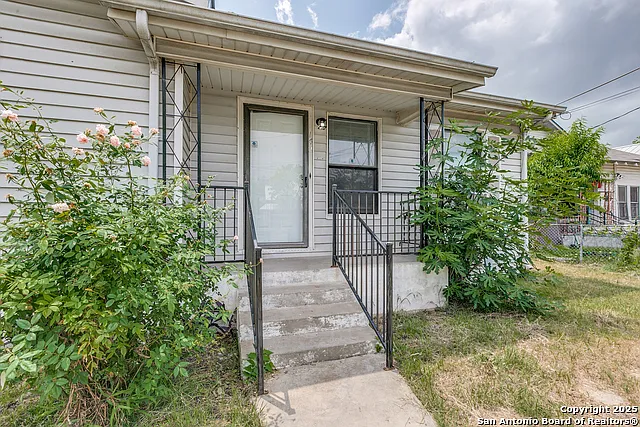 2 bed, 1.0 bath, 840 sqft, $1,195 — Photo 3