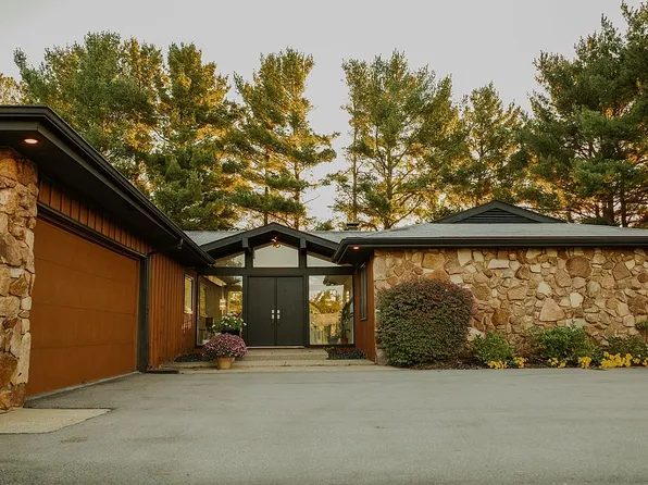 57284 Peggy Dr, South Bend, IN 46619