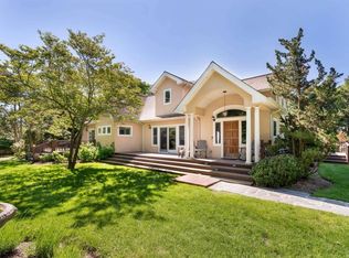 17 Russell Rd, Hampton Bays, NY 11946