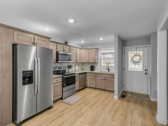 5th image of 105 Jerry St