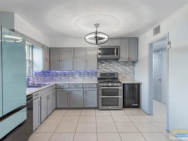 221 E Adams St — Photo 4