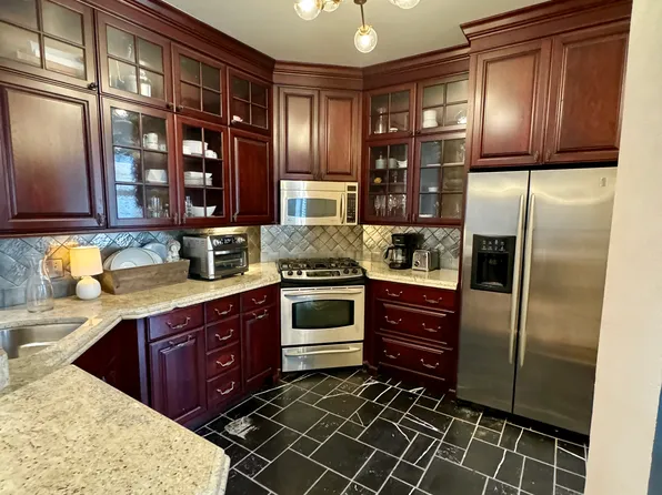 156 Green Bay Rd #H, Winnetka, IL 60093