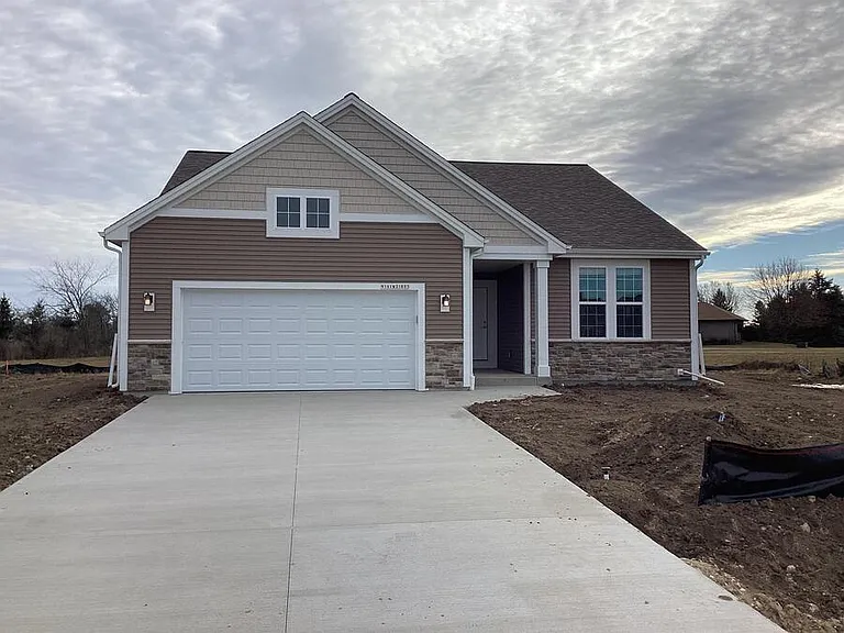 N161W21803 Daisy Dr — Photo 1