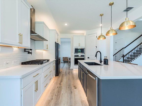 4th image of 288 Smithsonian Ln