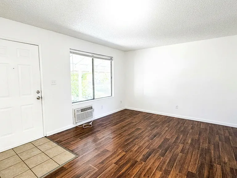 450 Laurel St — Photo 3