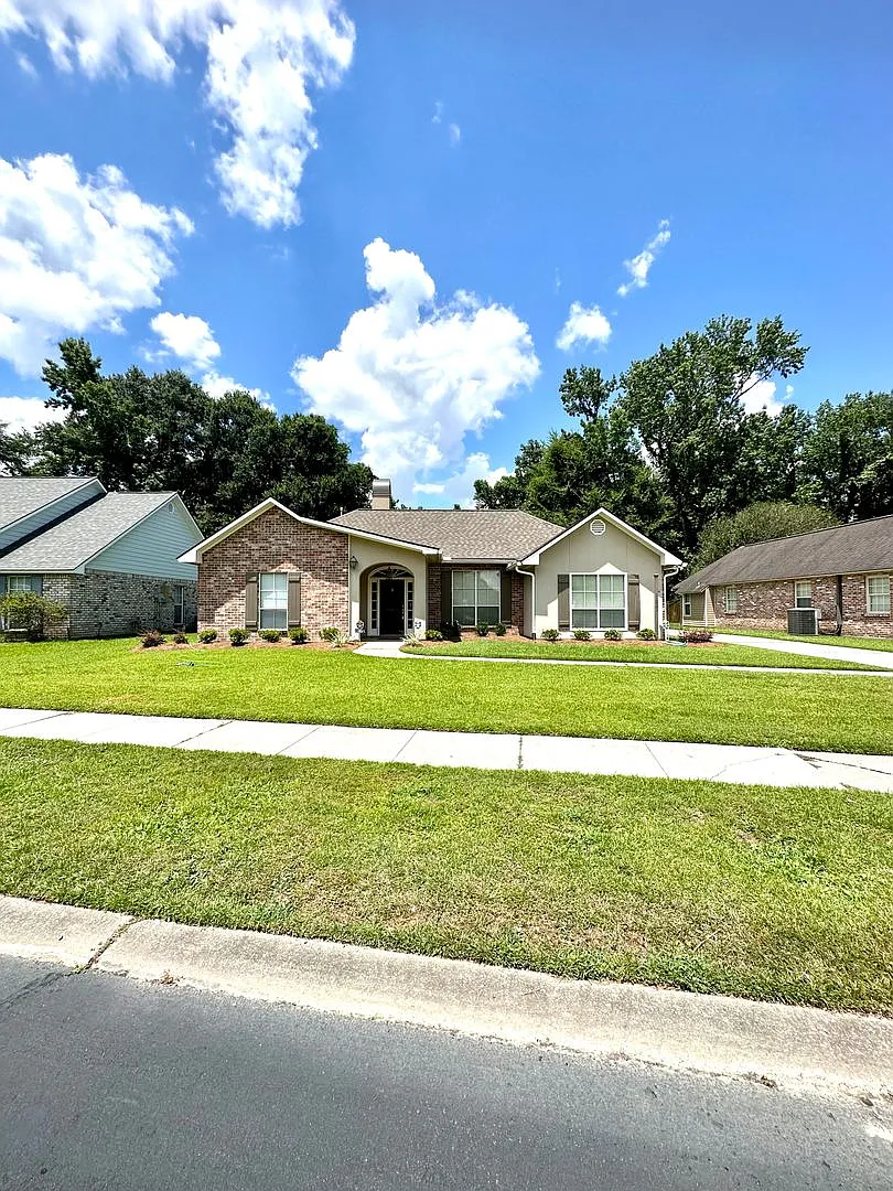 3BD/2BA House Off Perkins between Bluebonnet and Siegen. — Photo 2