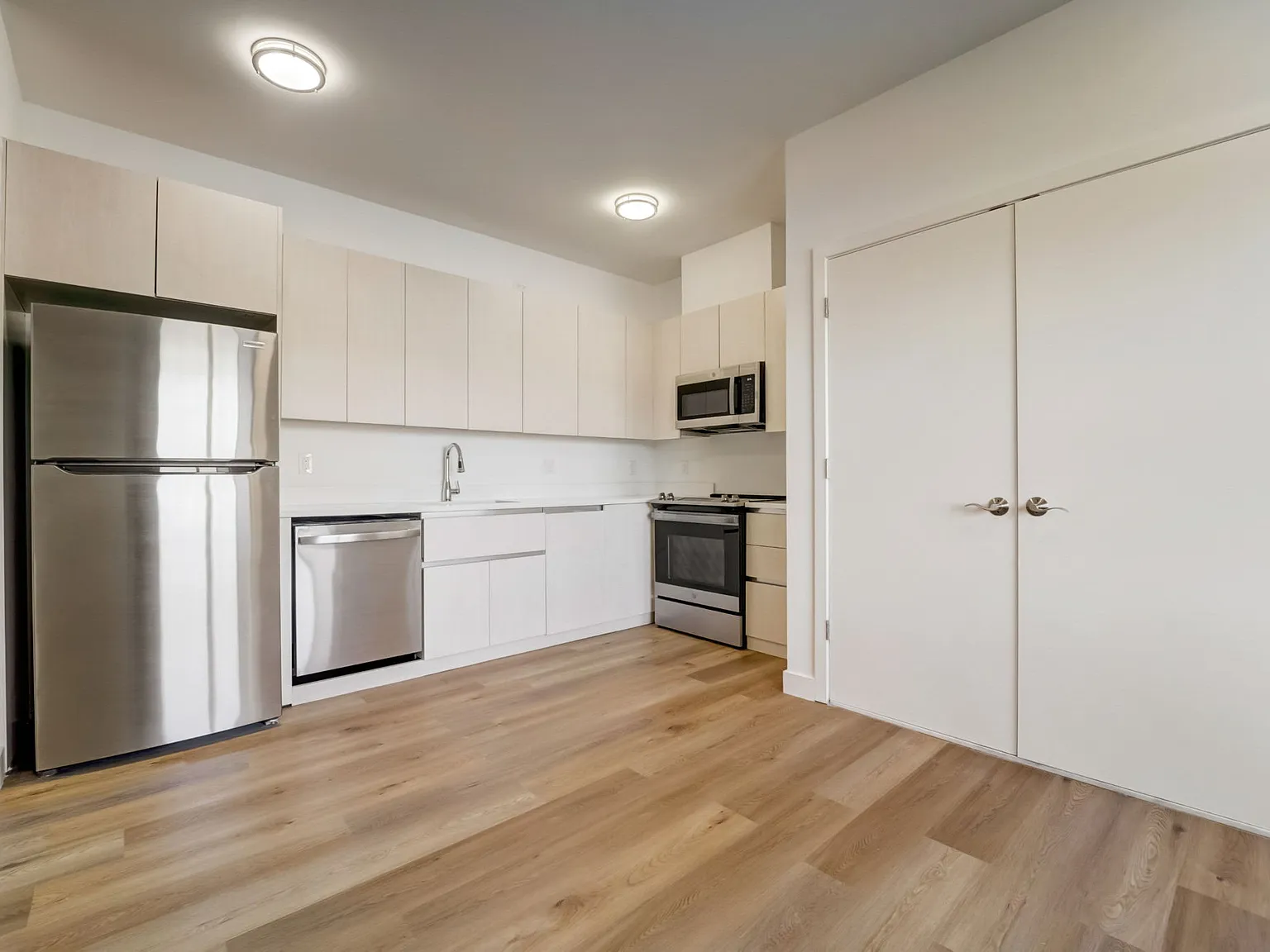 2 bed, 953 sqft, $2,400 — Photo 3