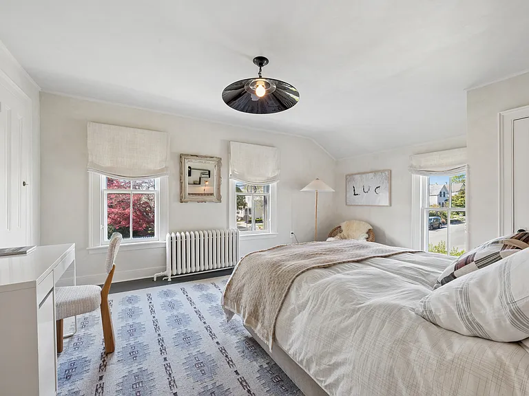 160 Jermain Ave — Photo 11