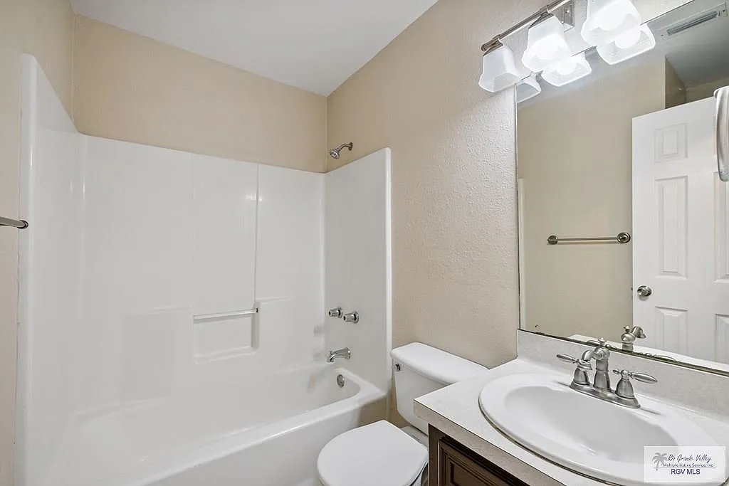 4 bed, 3.0 bath, 1719 sqft, $2,100 — Photo 3