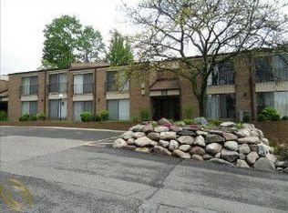 18241 University Park Dr, Livonia, MI