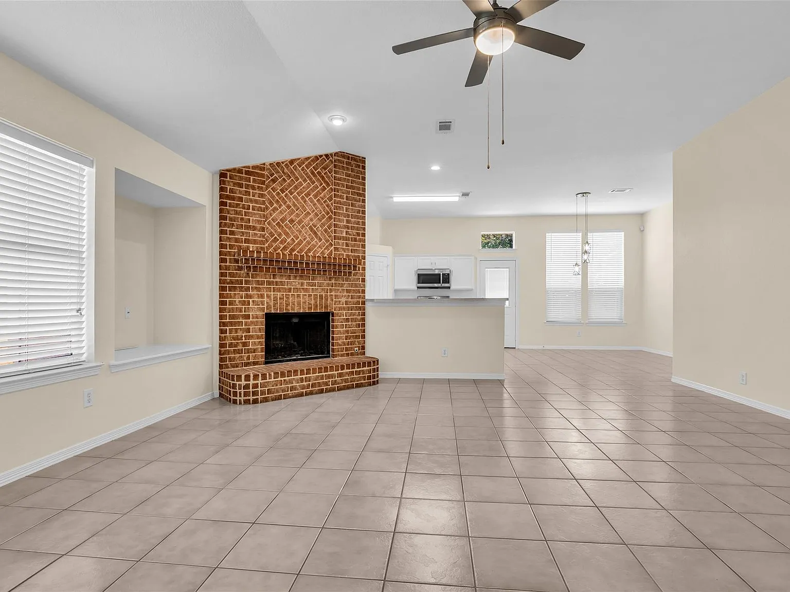 3 bed, 2.0 bath, 1730 sqft, $1,975 — Photo 3