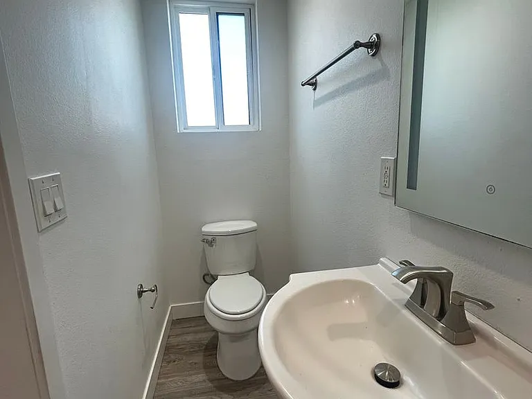 1528 W 36th Pl — Photo 7