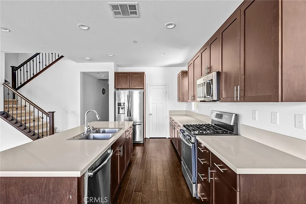 4 bed, 2252 sqft, $4,250 — Photo 2