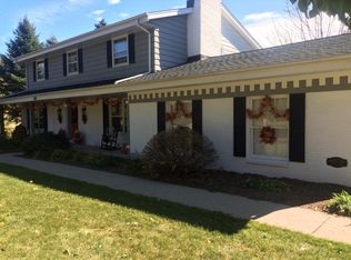 222 Huntington Rd, Delafield, WI 53018