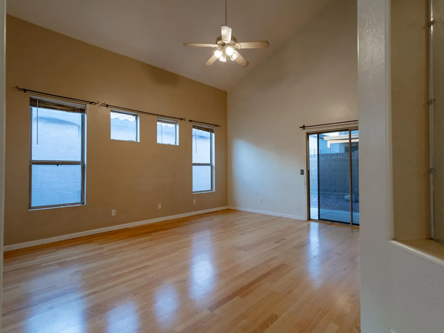 3 bed, 2.5 bath, 1556 sqft, $2,000 — Photo 3