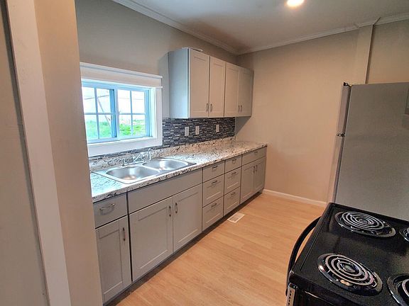4th image of 212 Dameron Ave