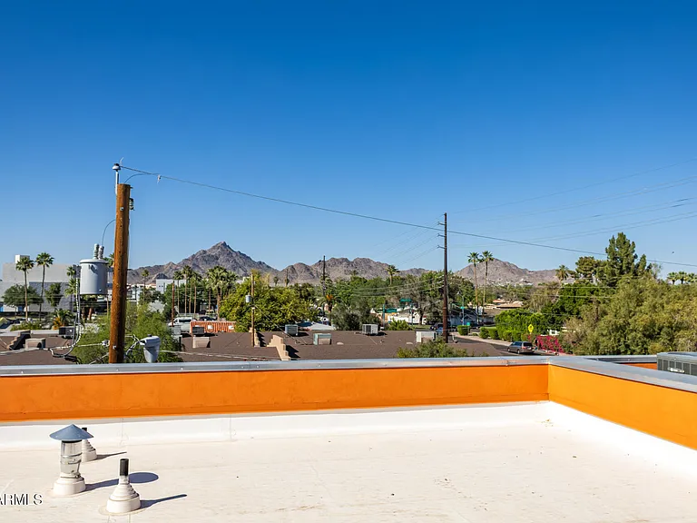 2740 E Roma Ave — Photo 40