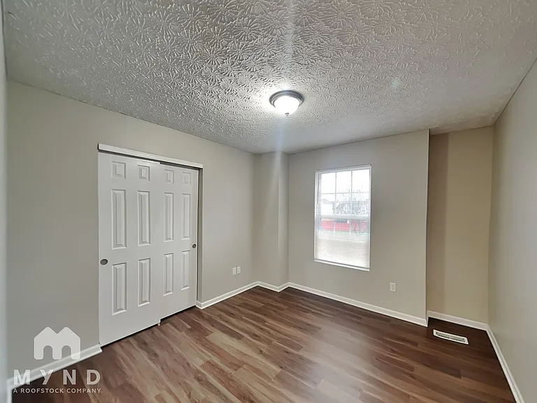585 Allis Pl E — Photo 17