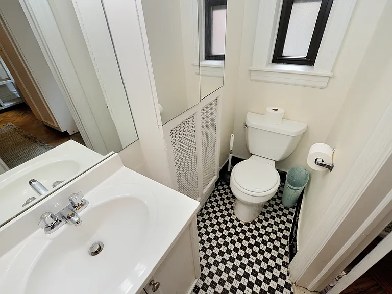 251 E 49th St #1 — Photo 1