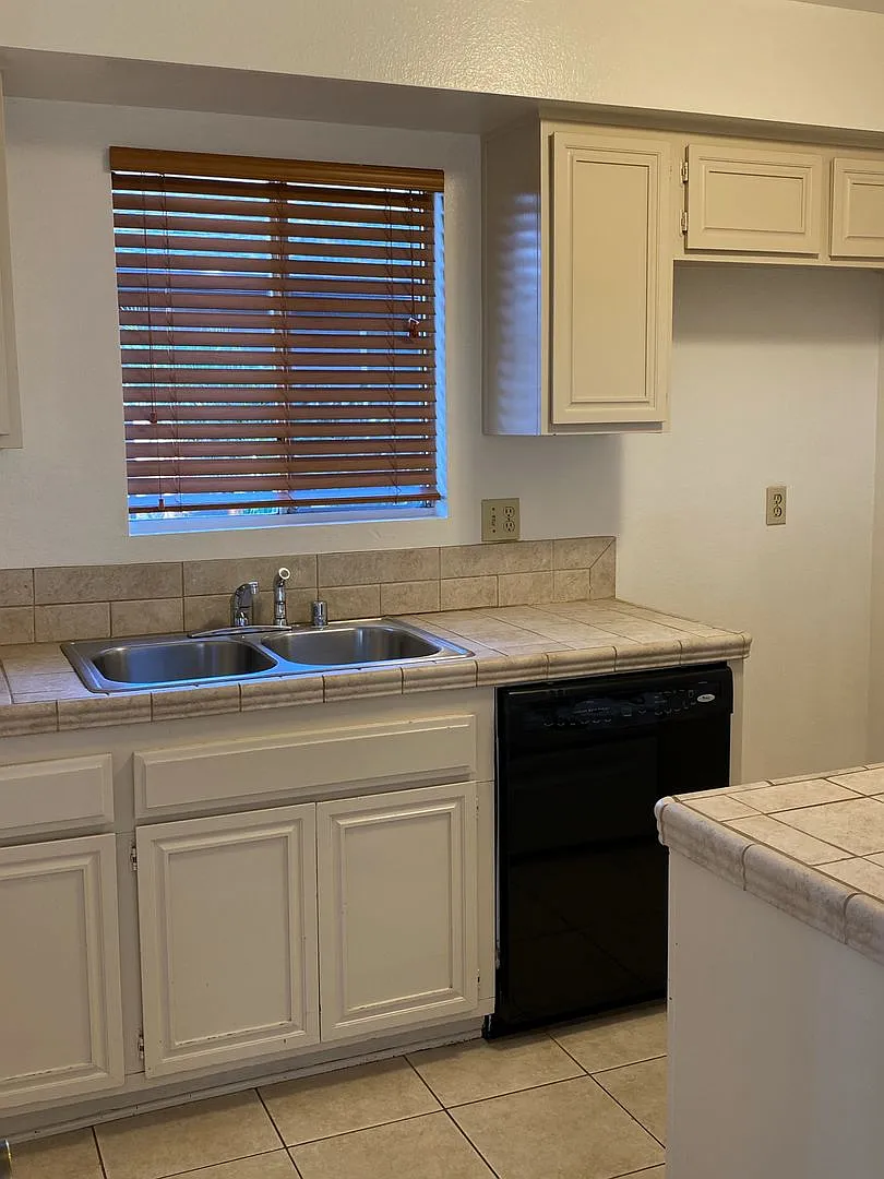 2+1 Townhome on East side of Simi Valley — Photo 2