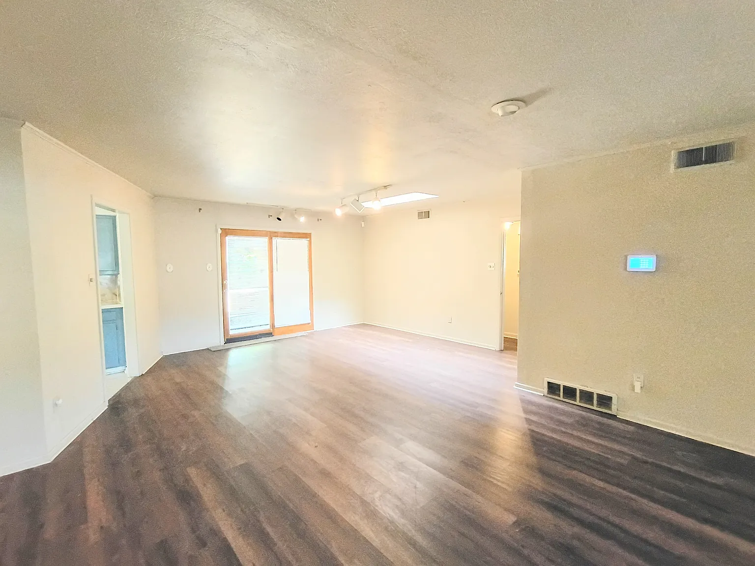 4 bed, 2300 sqft, $2,200 — Photo 4