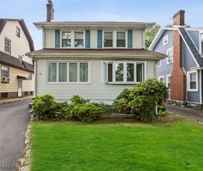 5 Roosevelt Ave photo 1