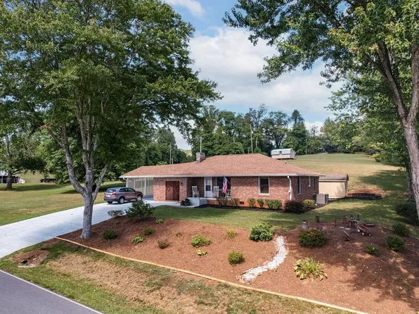 141 Palmer Dr, Franklin, NC 28734