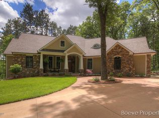 921 Little Bee Ln NE, Ada, MI 49301