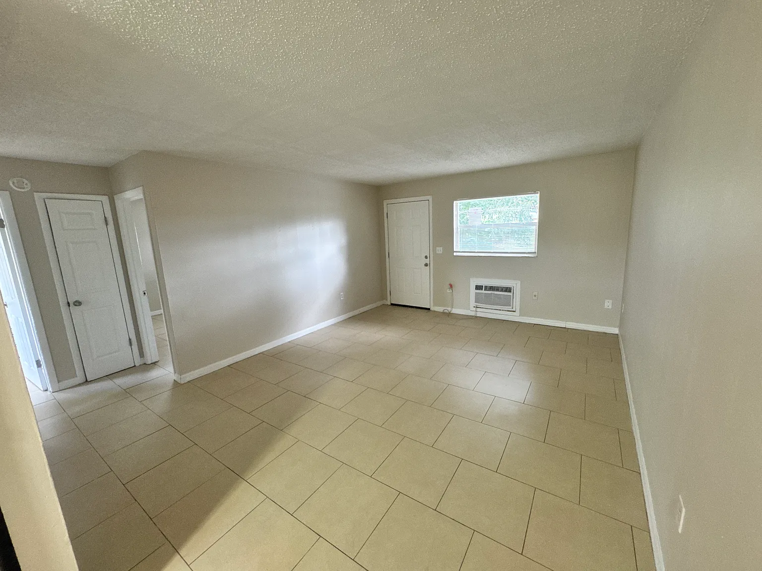 2 bed, 1.0 bath, 943 sqft, $950 — Photo 2