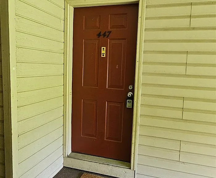 447 Lancaster Ct — Photo 3