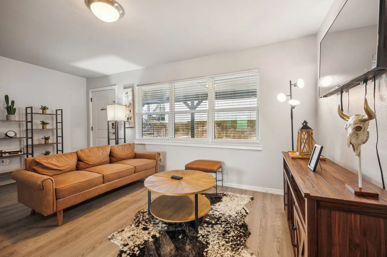 1 bed, 1.0 bath, 678 sqft, $2,341 — Photo 1