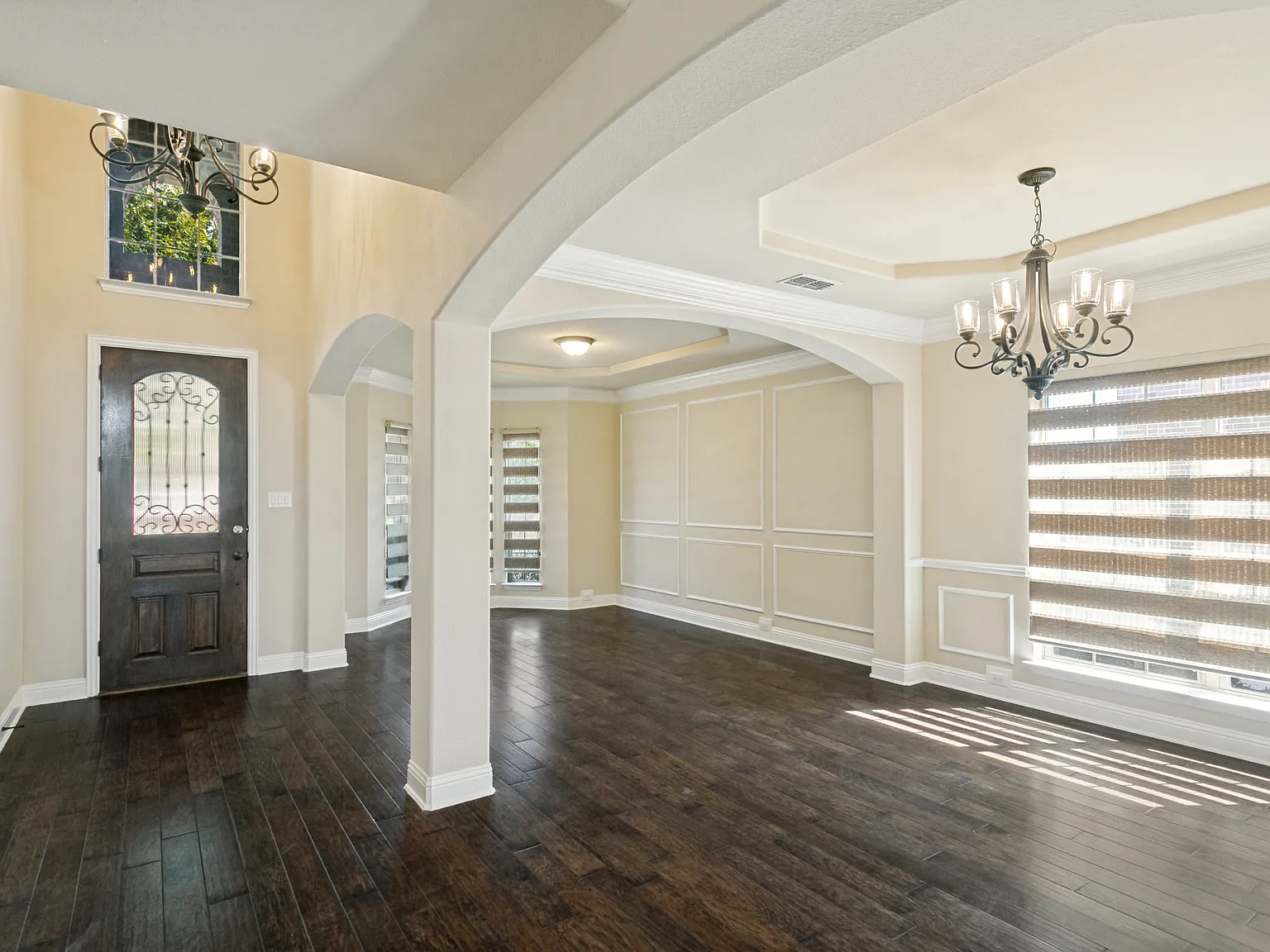 5 bed, 3.5 bath, 3879 sqft, $3,850 — Photo 2