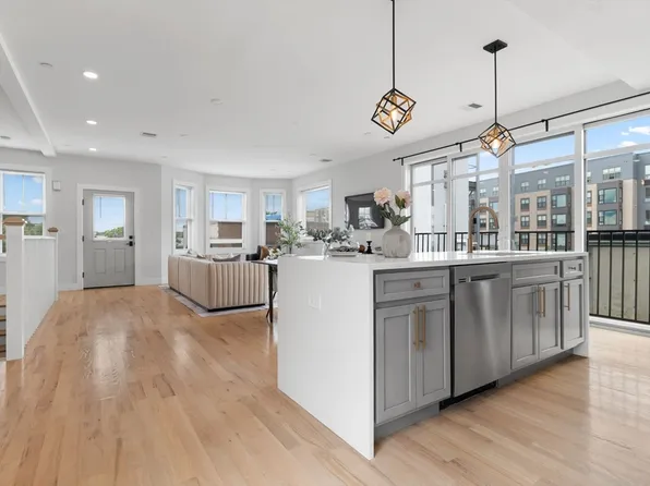 17 W Bellflower St #3, Dorchester, MA 02125